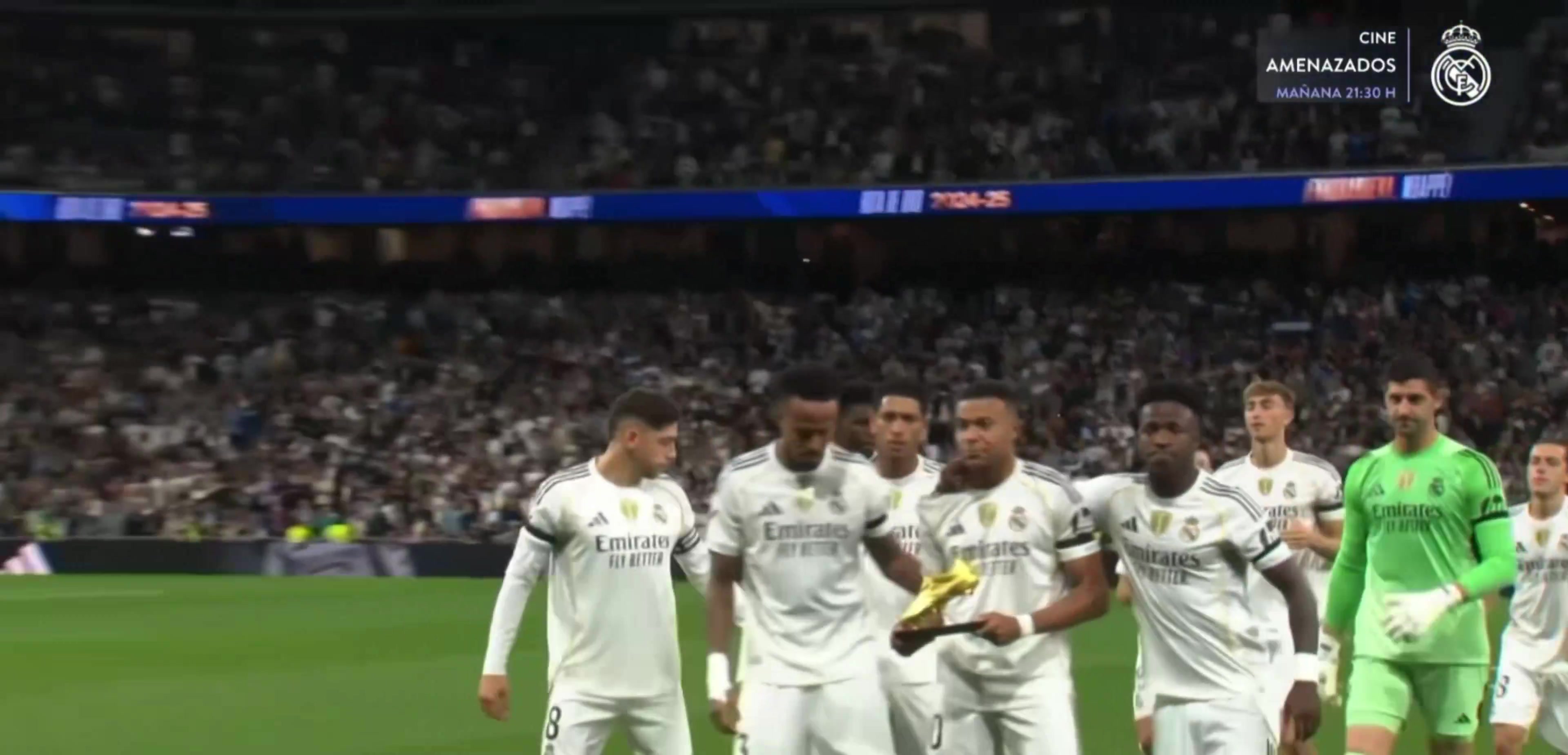 C罗差点被队友扭断了的脖子，这小子是要来个炸弹摔嘛