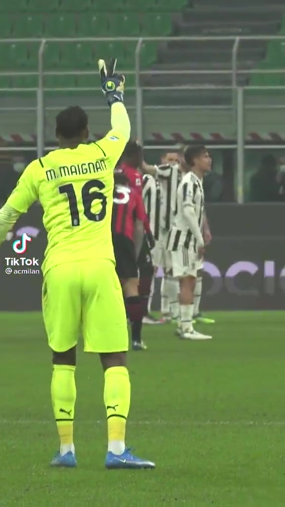 来自80码外的声音！名场面：迈尼昂化身后置司令塔指挥进攻人墙！