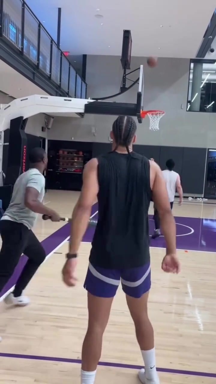 这出手速度感觉比库里还变态！狄龙-布鲁克斯狂练三分投射