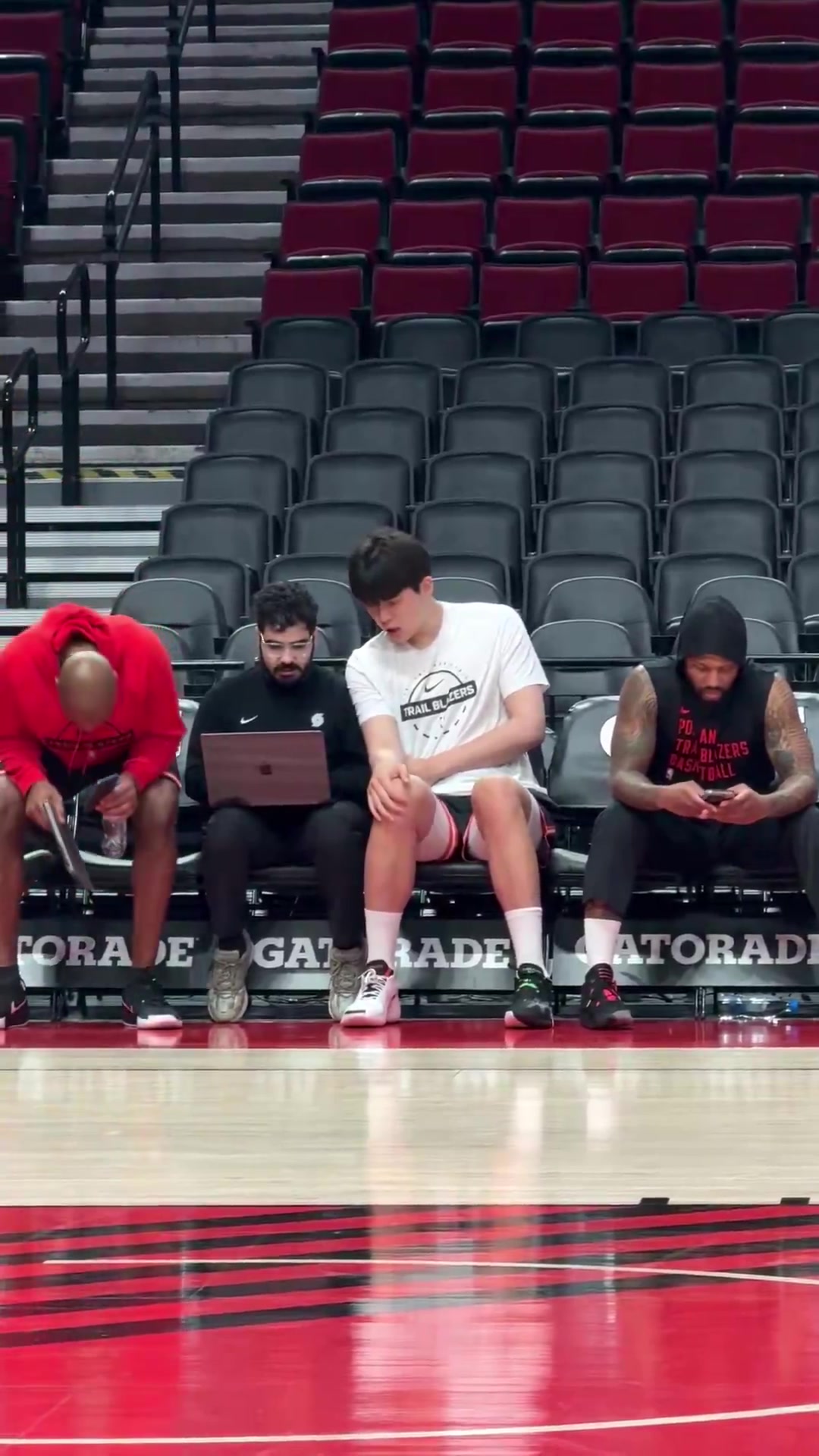 【推荐】进步显著！杨瀚森无需翻译陪同，直接与助教复盘录像&参与训练！