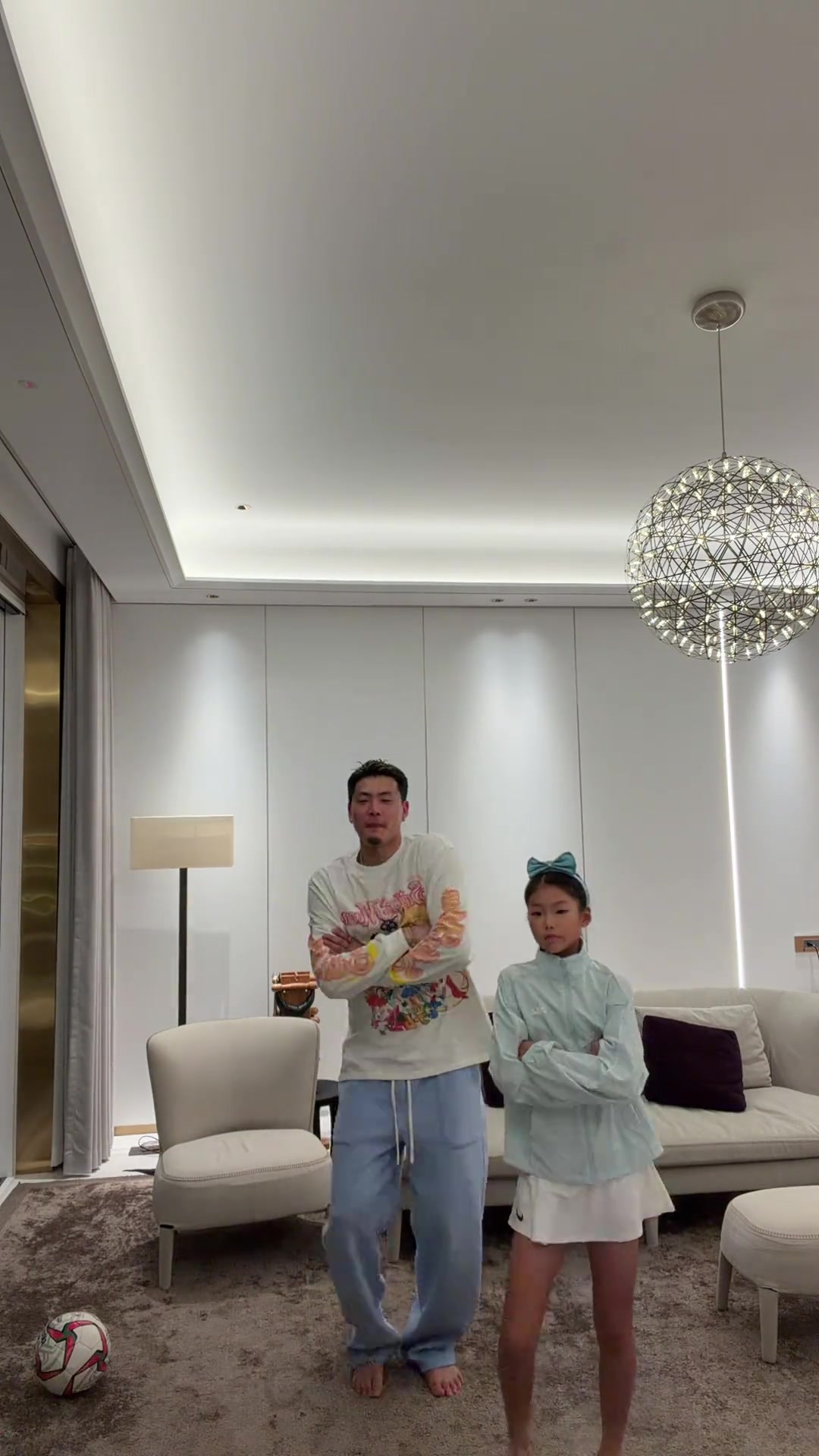 【你怎么看？】父女互动！王大雷社媒发布与女儿一起跳舞，调侃道：一点天赋没有