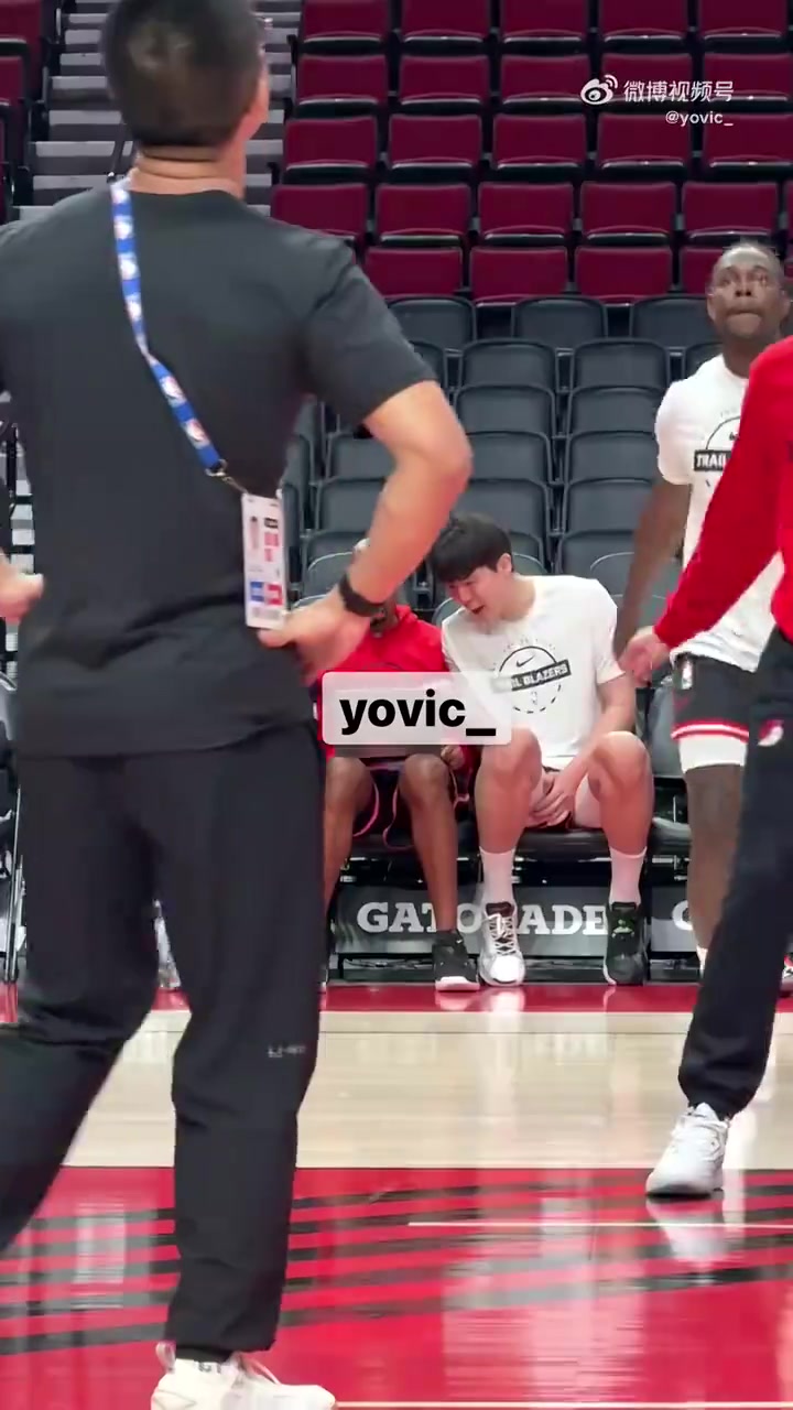 隊(duì)記：楊瀚森在上場(chǎng)熱身前，獨(dú)自和教練組一起看錄像、交流細(xì)節(jié)