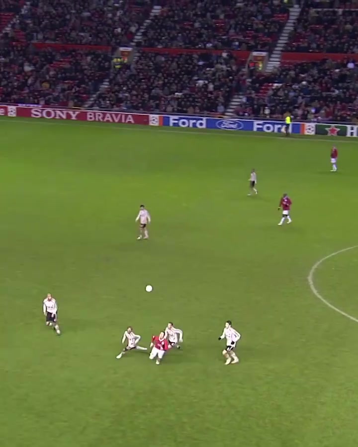 [足球]丝滑操作！曼联C罗连续颠球突破三人合围！