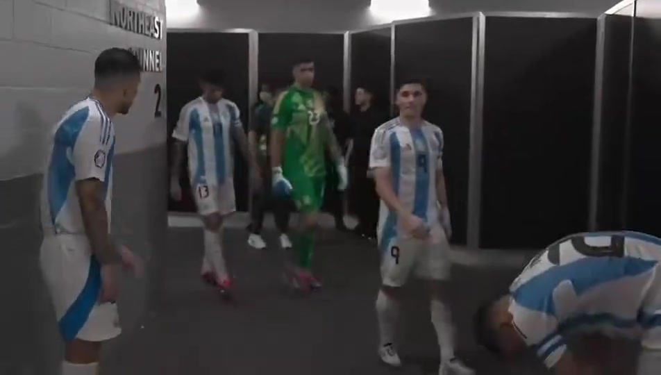 [迈阿密国际]不怒自威！阿根廷全员列队等待梅西出场！压倒性的气势！