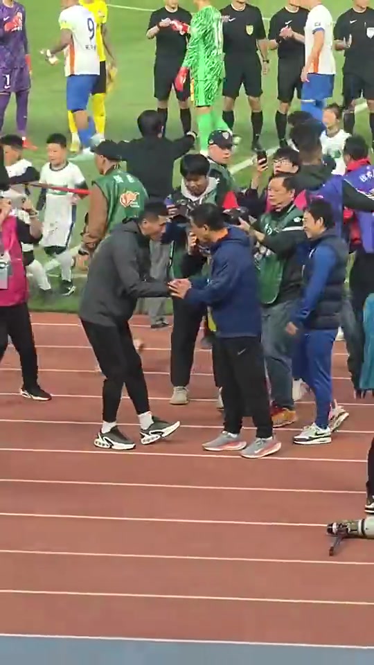 面對前輩！邵佳一躬身雙手和崔康熙握手