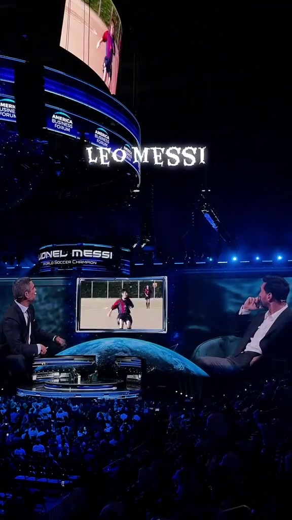 [花絮]梅西在商业论坛上看自己的生涯高光，台下观众喊名字膜拜