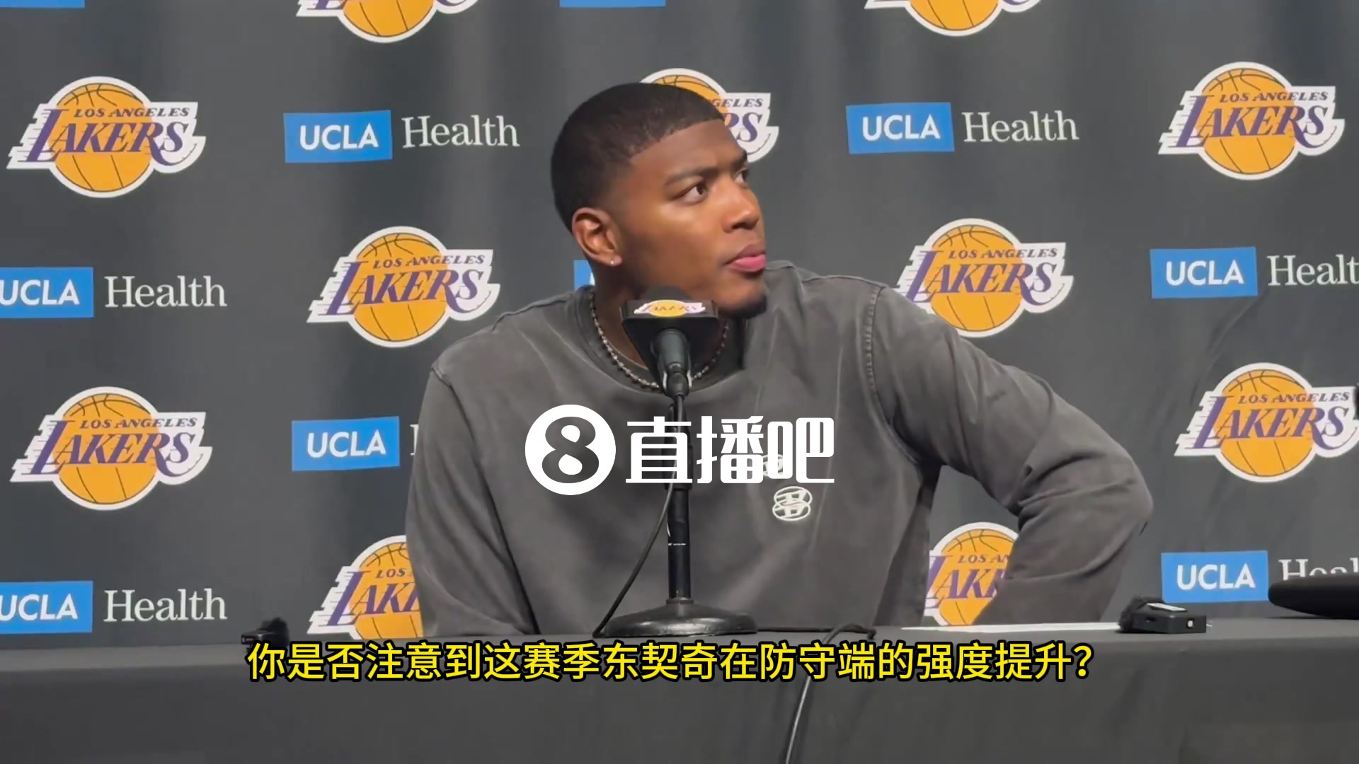 【Z原创】记者让八村谈谈东契奇在防守端的卖力表现。八村面露不