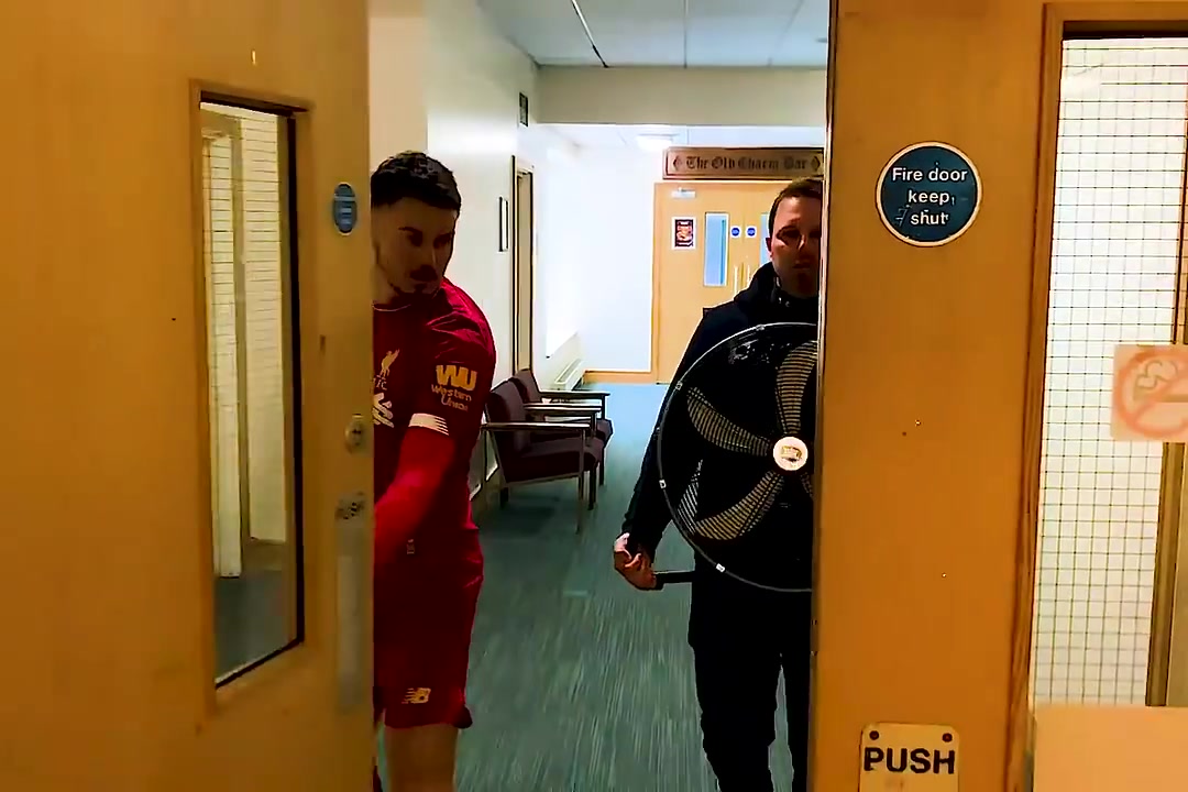 【今日视频】这个梗真是过不去了！利物浦球迷恶搞：这个动作成为