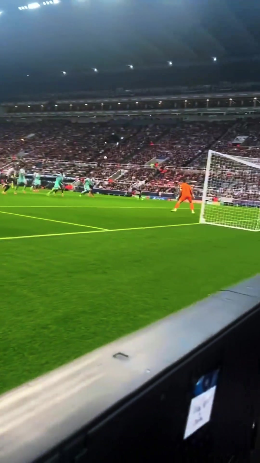 【足球】外头背弧线球！纽卡后卫丹伯恩头球顶得可太精彩了