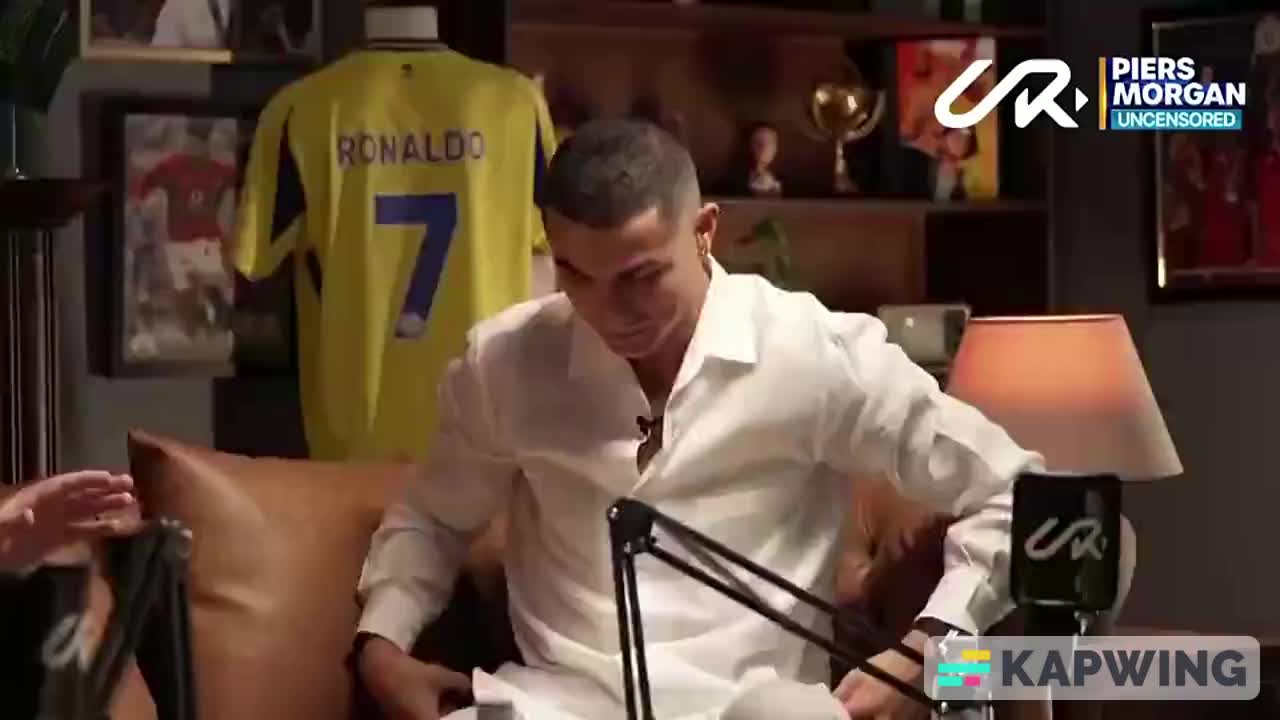 摩根錘了錘C羅的腹肌：...嗯，就像在敲花崗巖