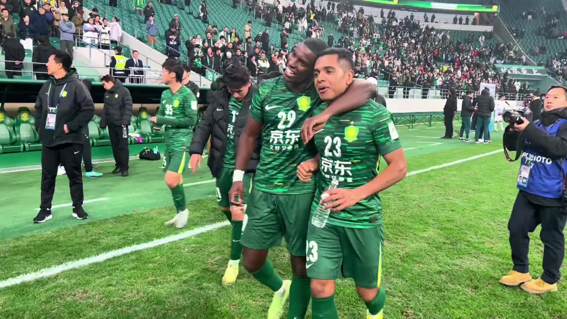 实拍：亚冠大胜对手止颓势，赛后国安教练席如释重负