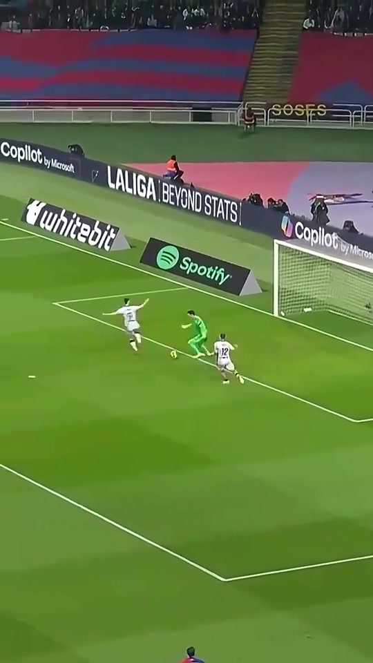 [你怎么看？]大模型门将也能秀花活！什琴斯尼这球，真的太秀了