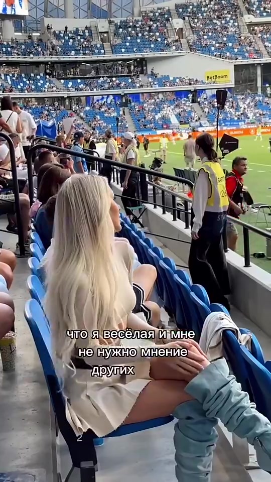 [视频]金发大长简直像个洋娃娃，是谁在看台上发现了美人~