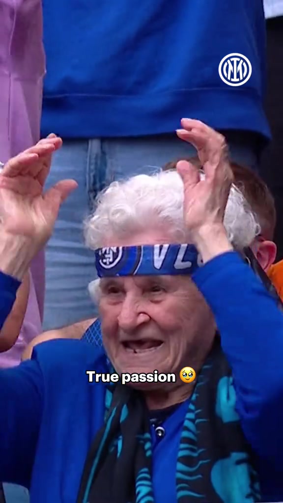 一生的信仰！比赛日这位国米老奶奶开心的就像个孩子❤