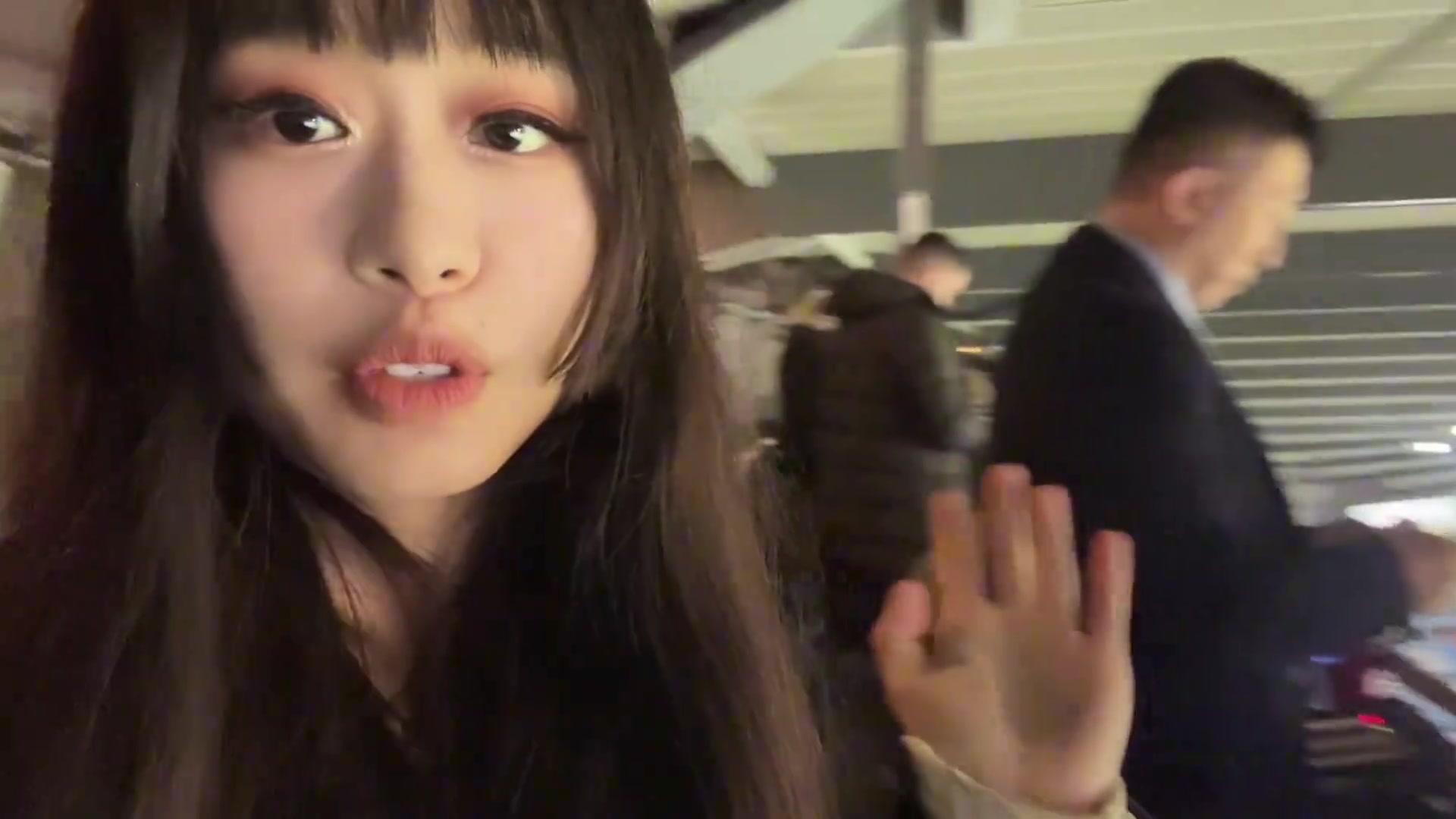 【体育视频】大老师实拍詹俊和刘越解说曼城比赛，詹俊脸色看着不