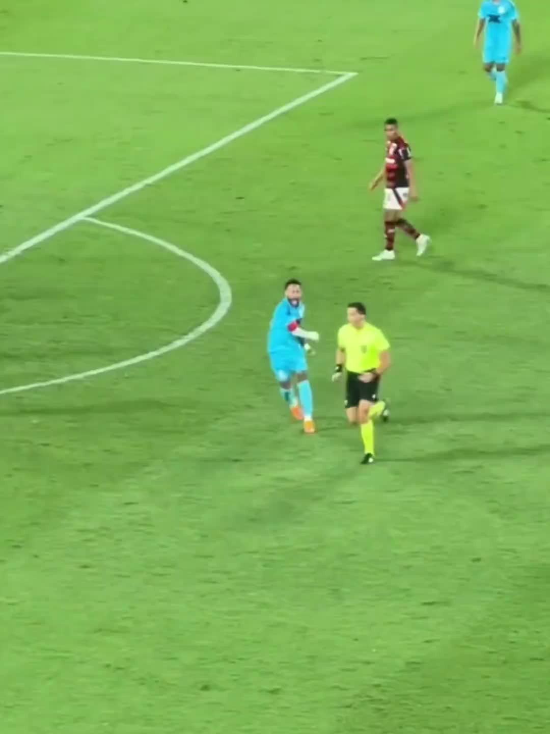 【值得一看】被暴力犯规都不吹！内马尔怒了冲裁判挥拳