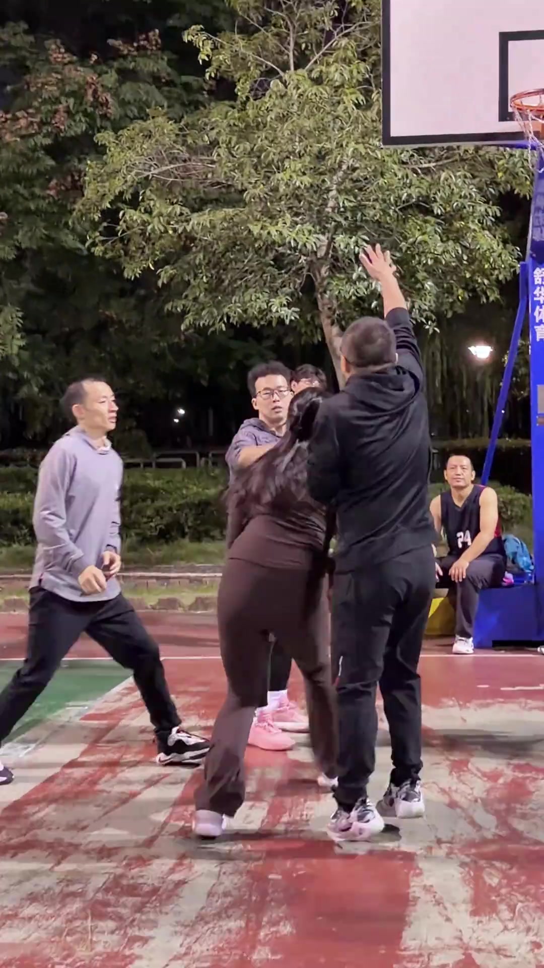 【你怎么看？】肘姐上强度了，有吧友来挑战一下嘛？