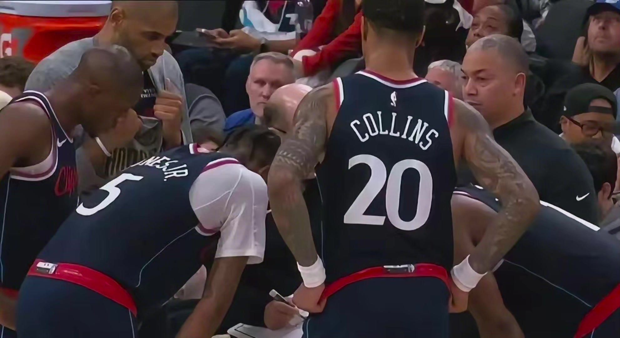 [推荐]画面喜感！最后时刻，泰伦-卢将战术板交给助教范甘迪，