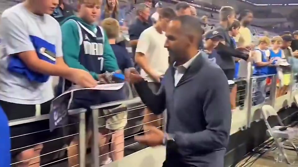 被解雇了！独行侠经理Nico此前给球迷签名，偏偏漏掉了身穿东契奇球衣的那位