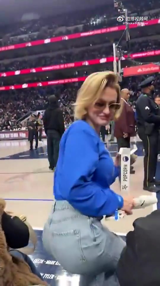 主场不准球迷打印“解雇Nico”标语，女球迷就出此下策