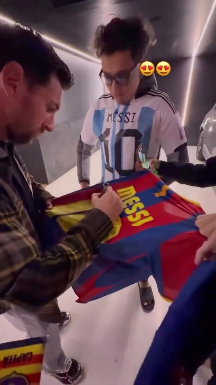 这都让你们守到了！梅西参观诺坎普给球迷签名