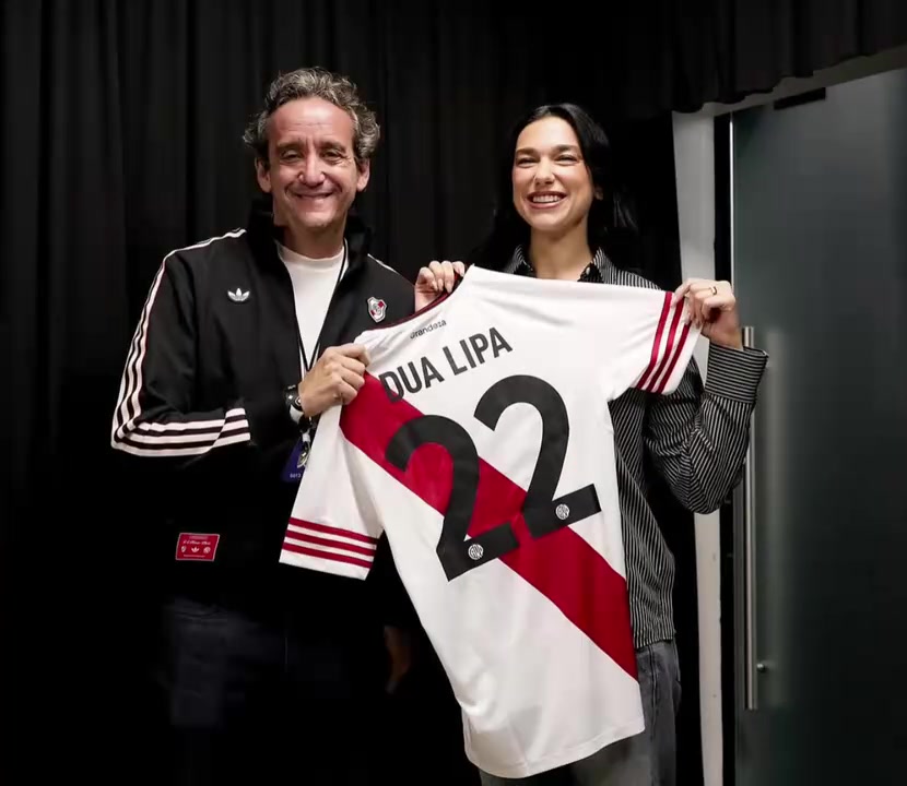 全球顶流！Dua Lipa现场观看博卡对河床，并与双方主席合影！