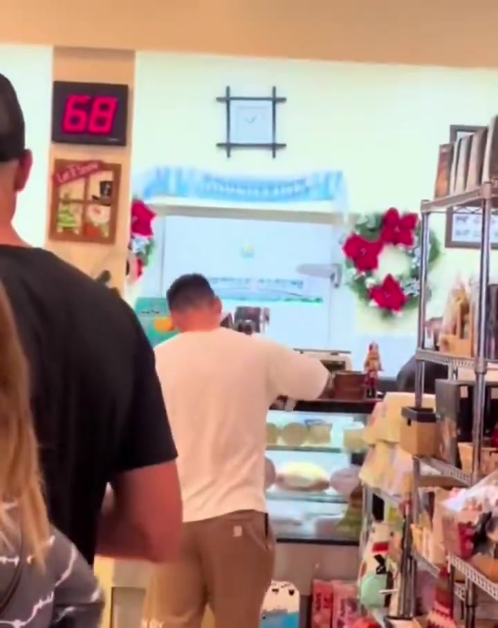 想象：你像往常一样走进咖啡店买早晨咖啡，却意外地看到了梅西！