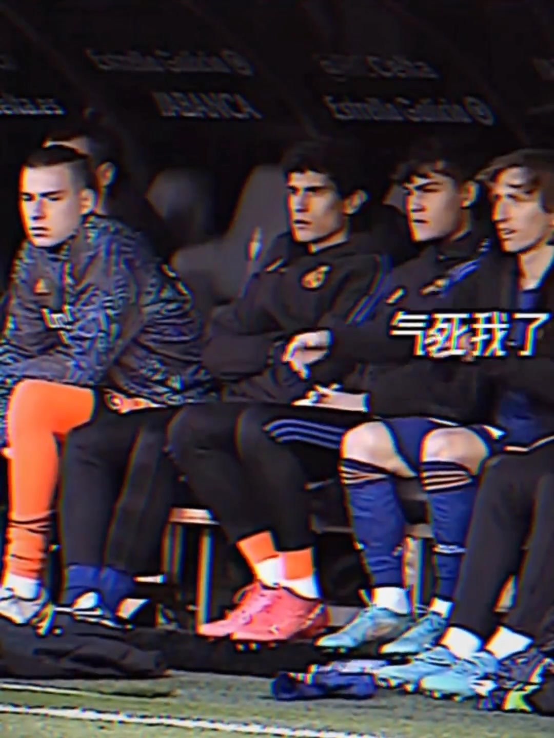 不愧是世界级中场，魔笛这喝水方式都与众不同！