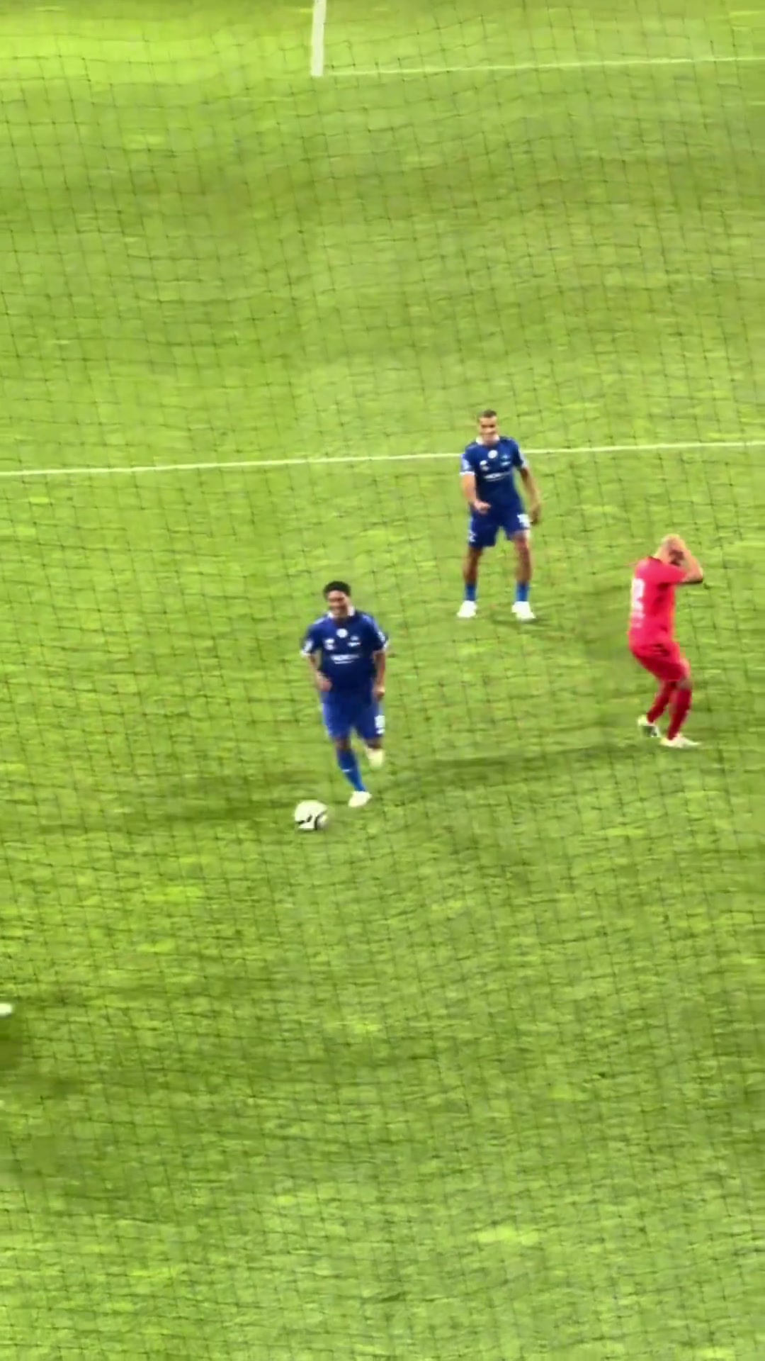 【足球】小罗在慈善赛上又是降维打击！精灵老了还是精灵！