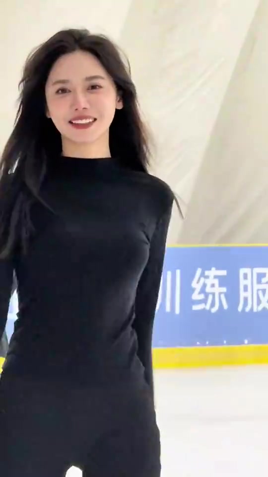 [推荐]美娜此前体验花样滑冰，是不是东北女生天生都会滑啊