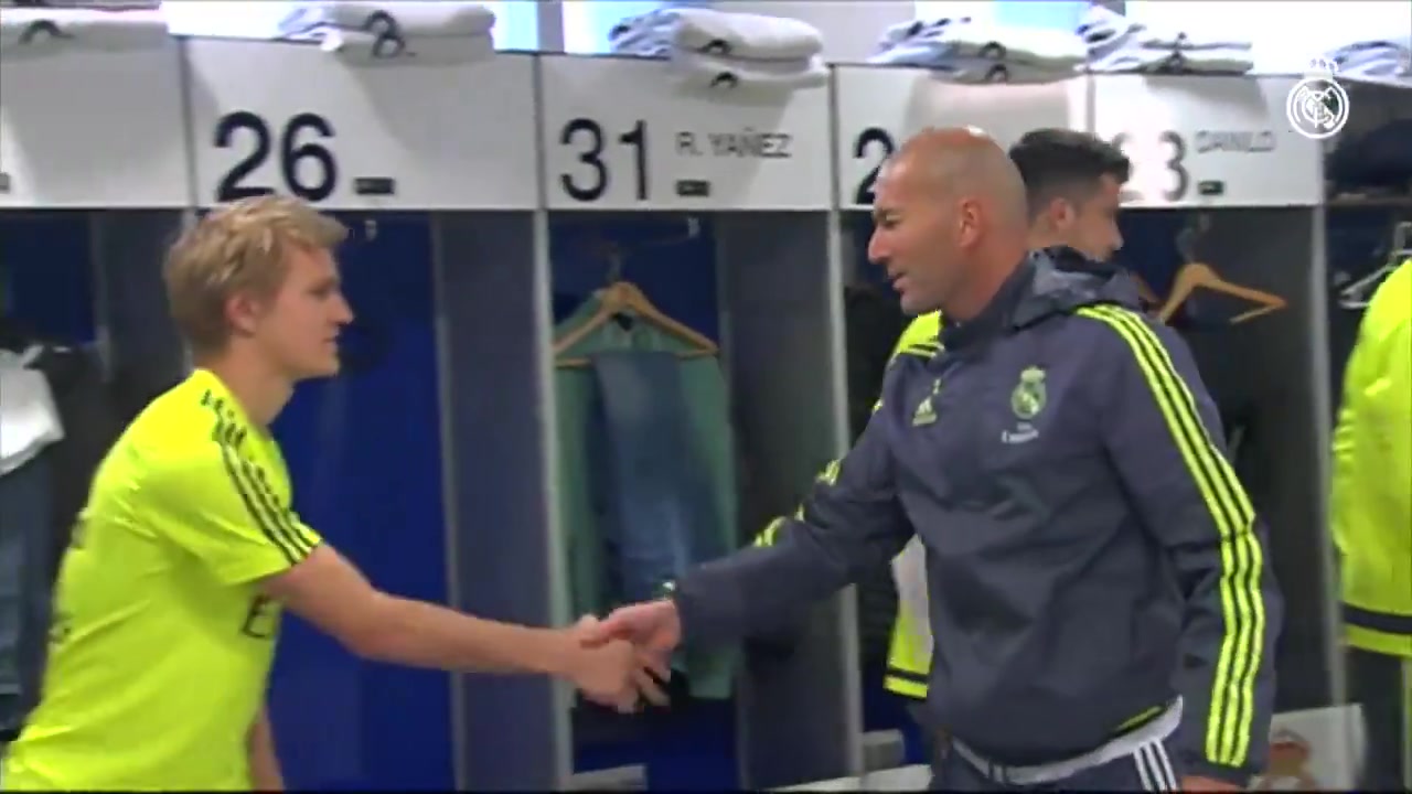 [推荐]当齐祖成为主帅首次进入皇马更衣室，球员们都是满脸敬畏