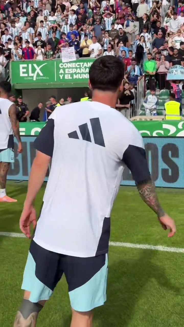 什么待遇啊?梅西的训练课现场有2.2万人观看,这影响力!