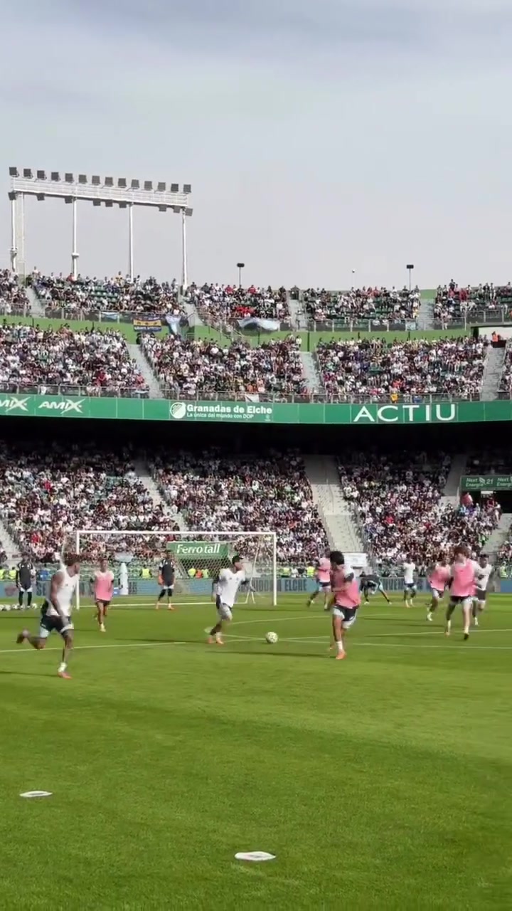 [推荐视频]梅西在公开训练上内切破门，引起全场惊呼