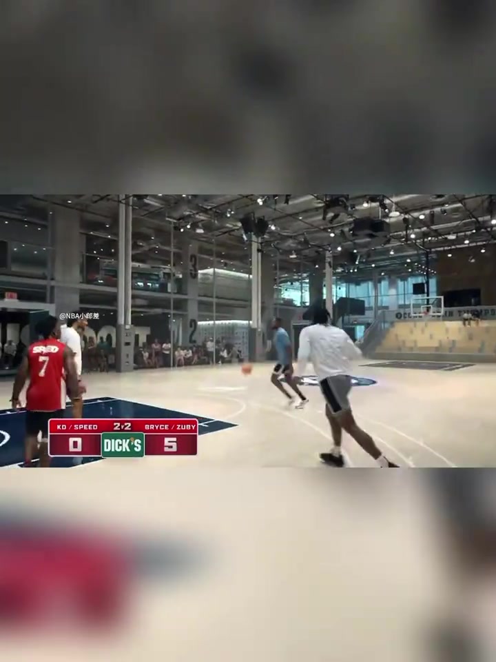 俩活宝甲亢哥空篮上不进，气得队友杜兰特当场脱鞋走人！