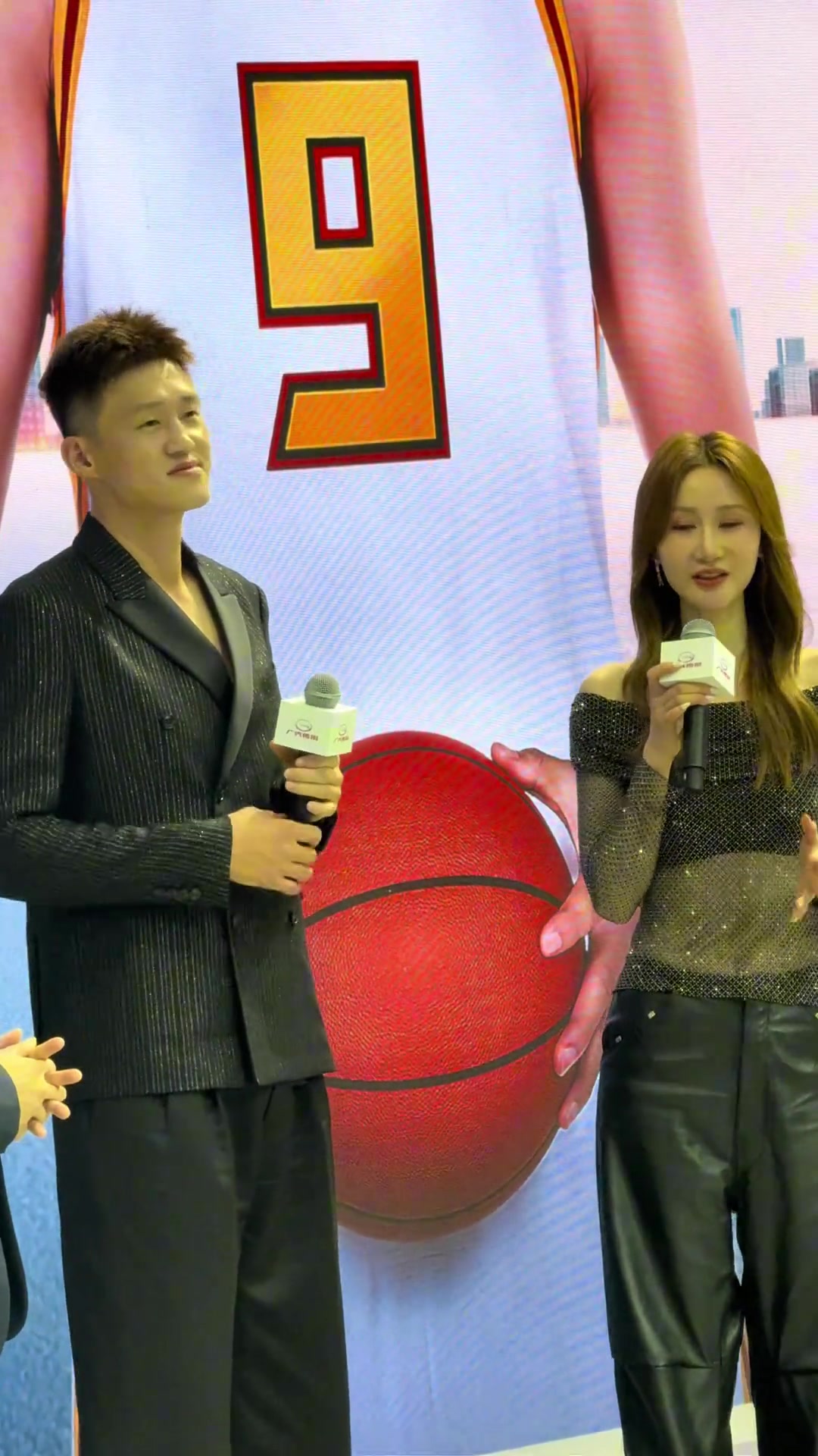 爱妻美艳动人周鹏1分钟看了10次 ... 太爱了吧