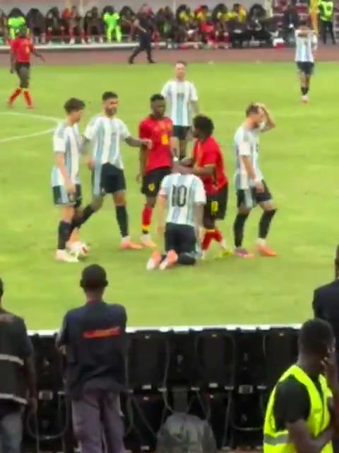 【梅西】梅西遭对手粗野犯规！罗梅罗冲过来准备干架保护梅西