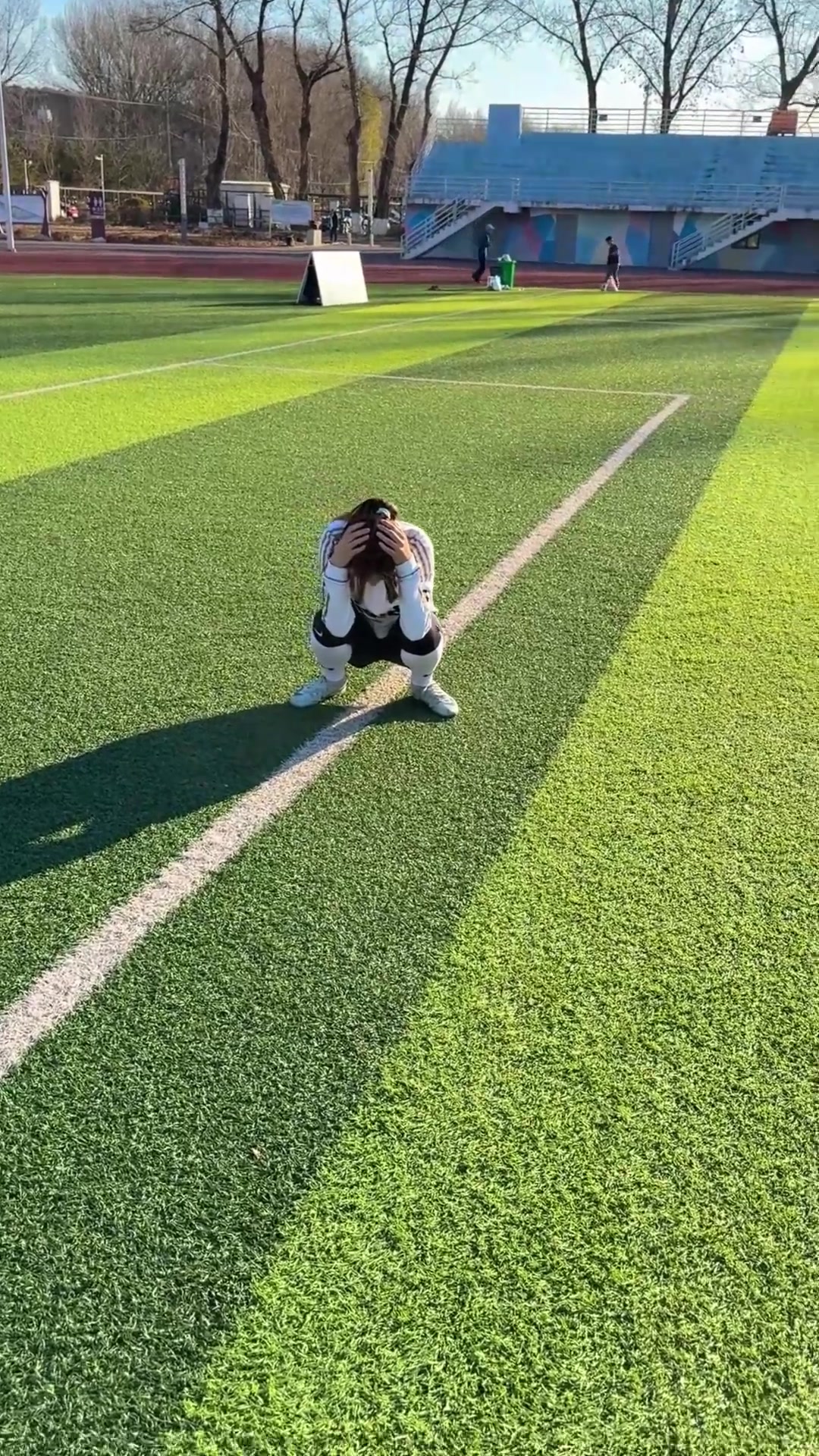 [体育头条]小姐姐踢球是用了脑子的