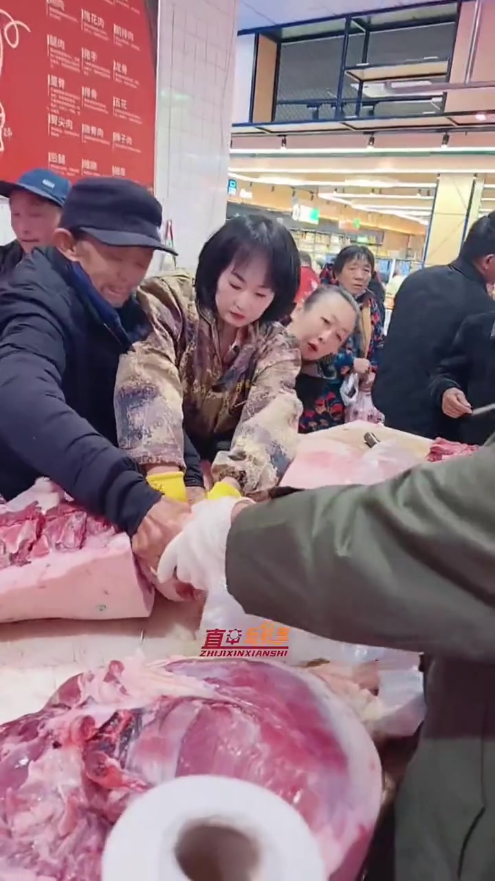 超市猪肉搞活动女子刀分肉中遭哄抢，大爷大妈争肉互不相让！