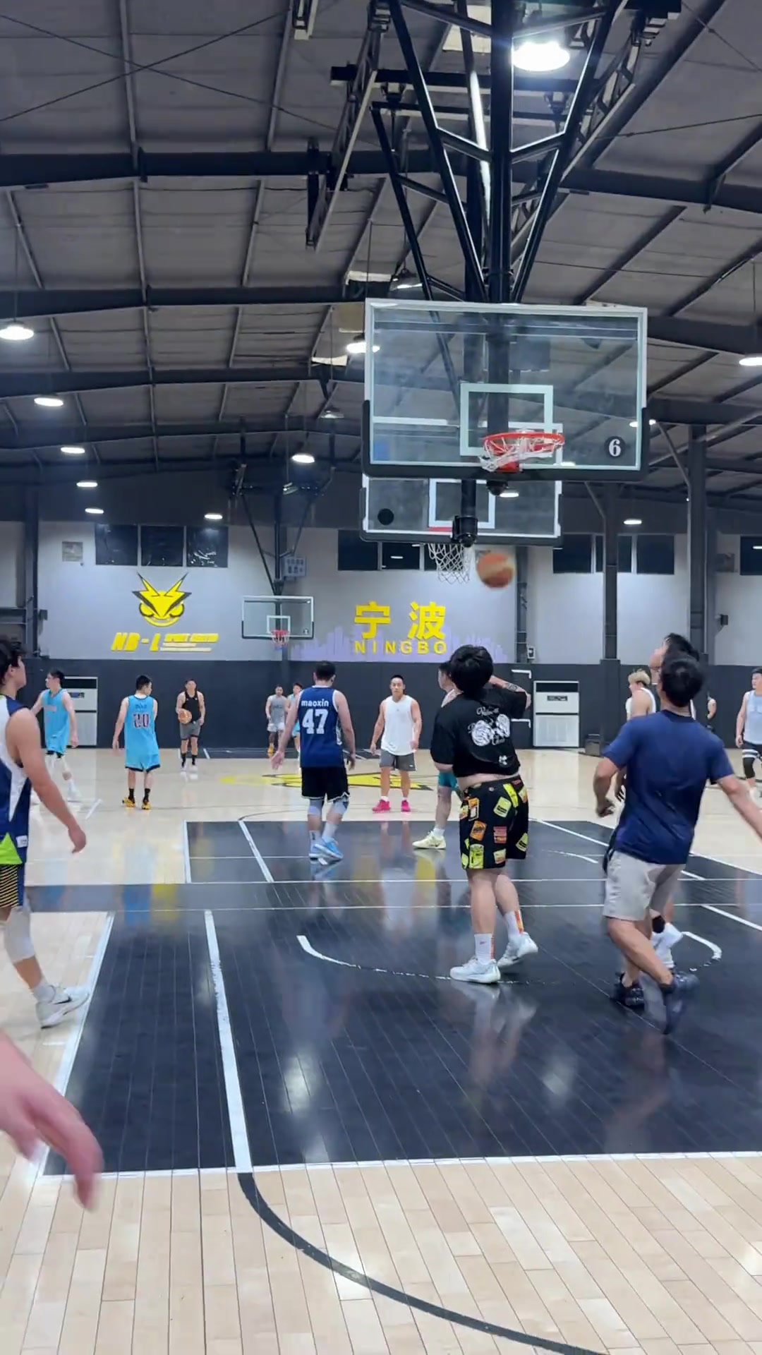 姐打篮球可不是跟你开玩笑～