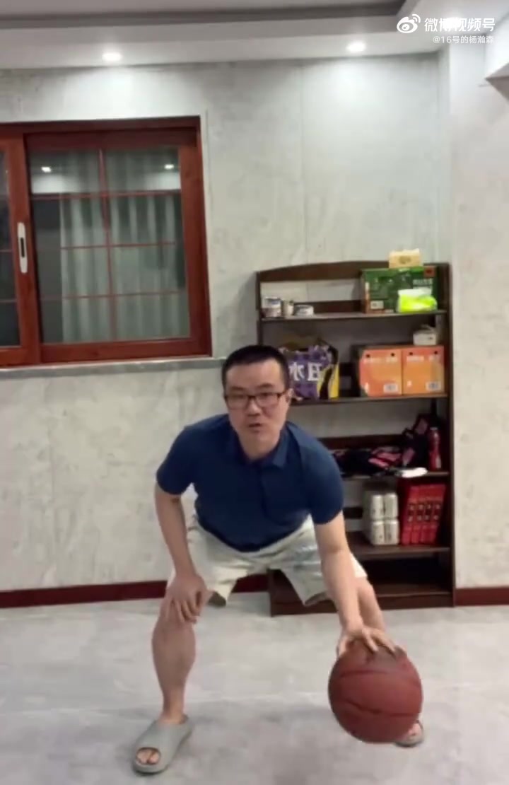 【集锦】徐静雨被网友质疑篮球技术太菜，静雨随后上传自己运球训