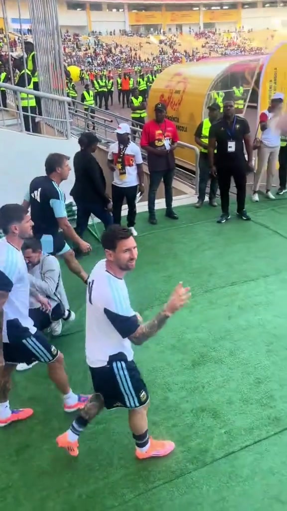 [视频]领袖气质！梅西率领阿根廷国家队出场