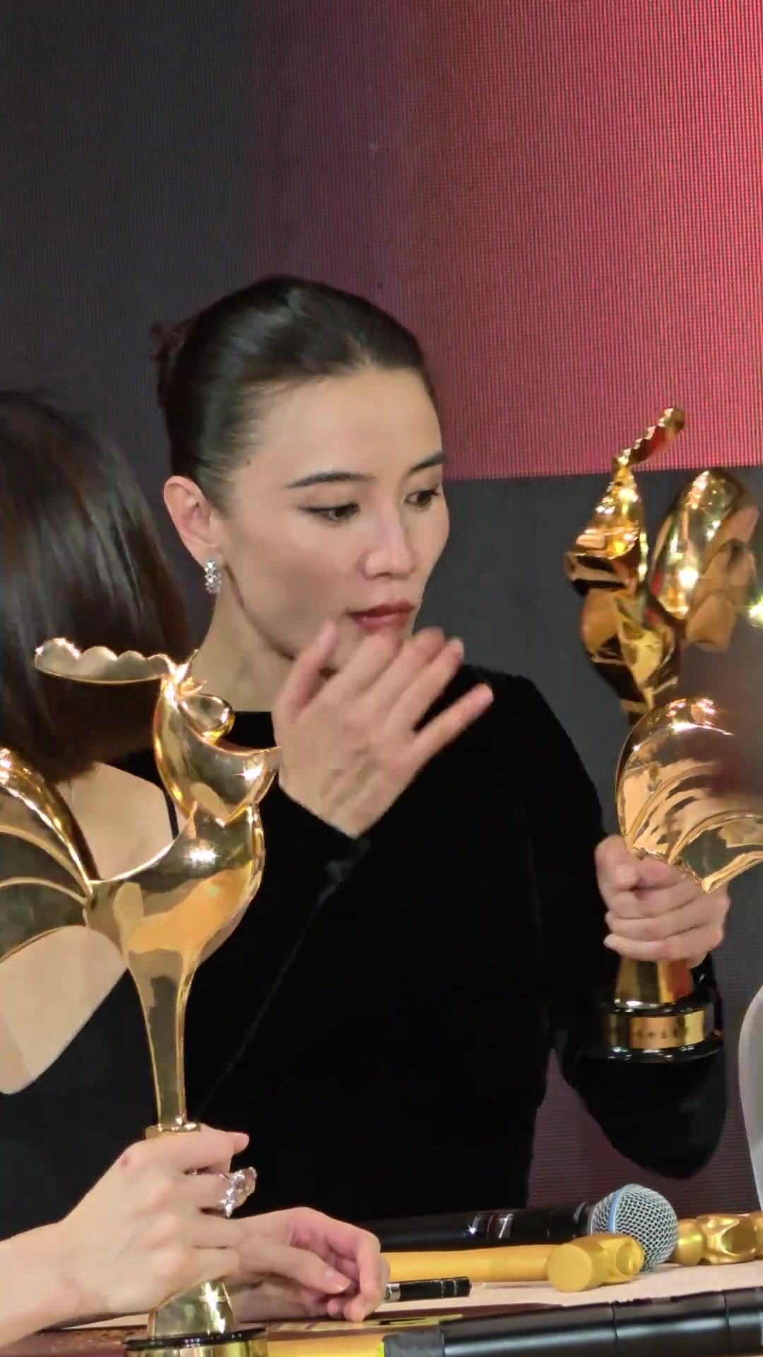 影后宋佳拿奖杯当化妆镜！！