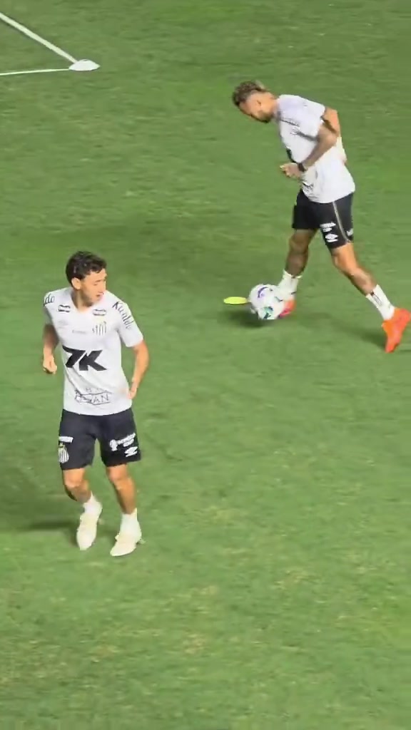 【体育头条】内马尔赛前训练轻盈自如，还能在明年世界杯看到你的