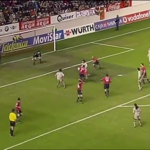 [体育头条]在球场挥洒着自己的魔法！小罗这样的球员太提升足球