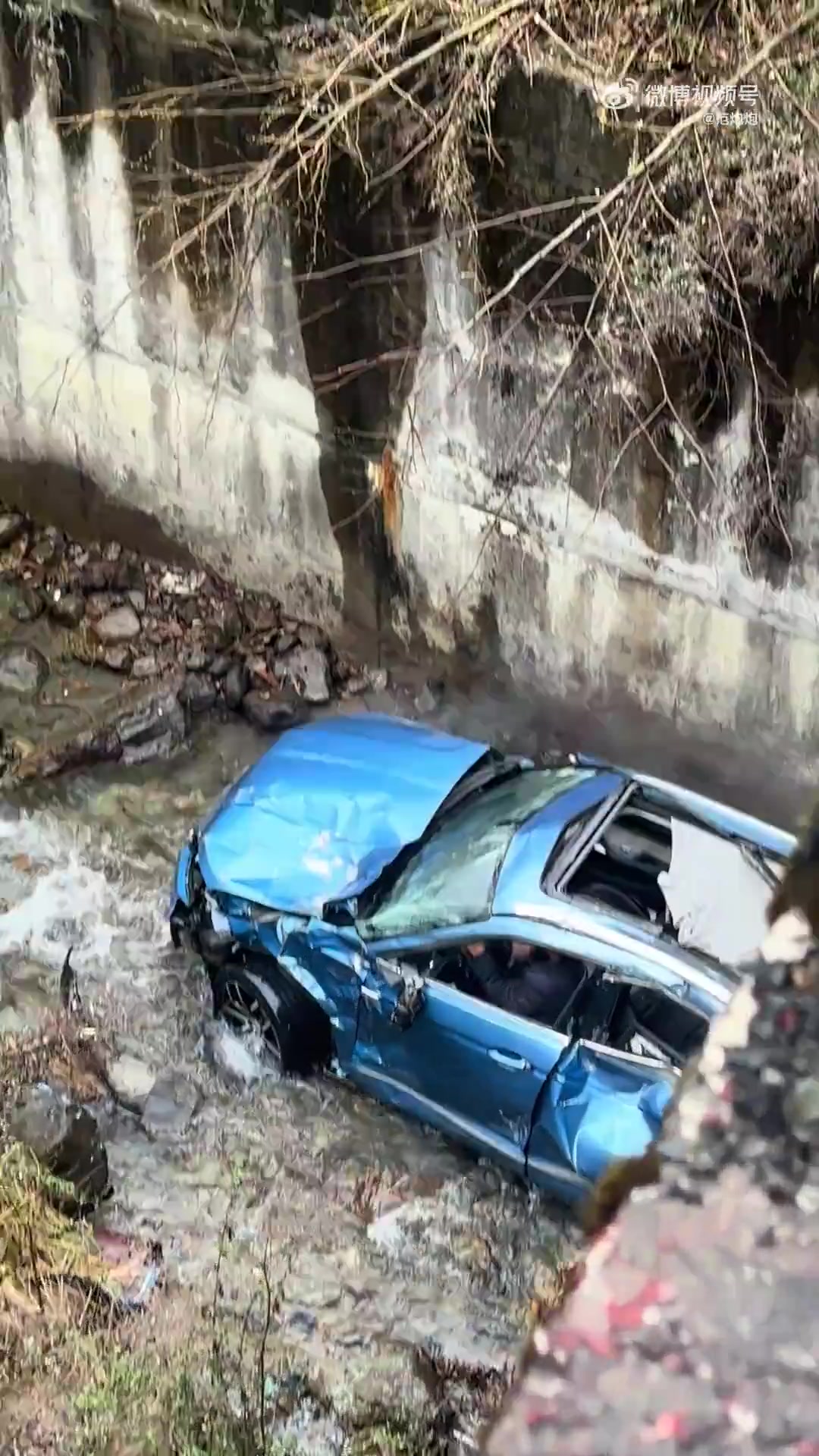 还在打方向盘，是觉得停的不正吗？