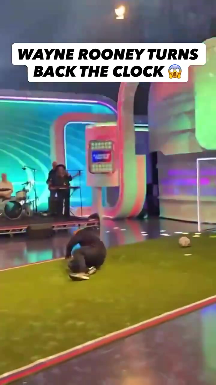 [精彩剪辑]宝刀不老！鲁尼挺着大肚子复刻自己经典倒钩进球！