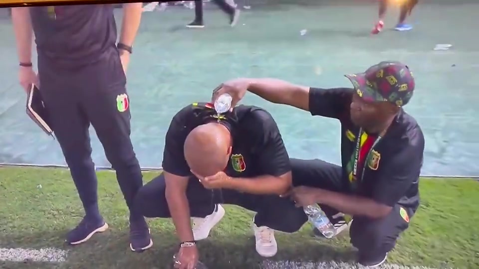 【体育头条】就让这大雨落下~尼日利亚主帅曾惨遭绝杀，赛后以水洗面！