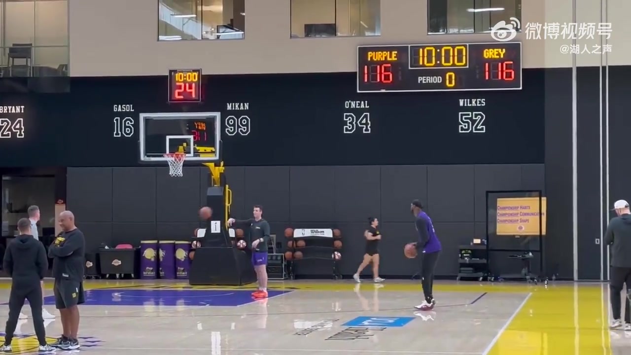 【球迷视频精选】老詹本赛季首次参加了球队完整合练，最快将➡️于明天复出！