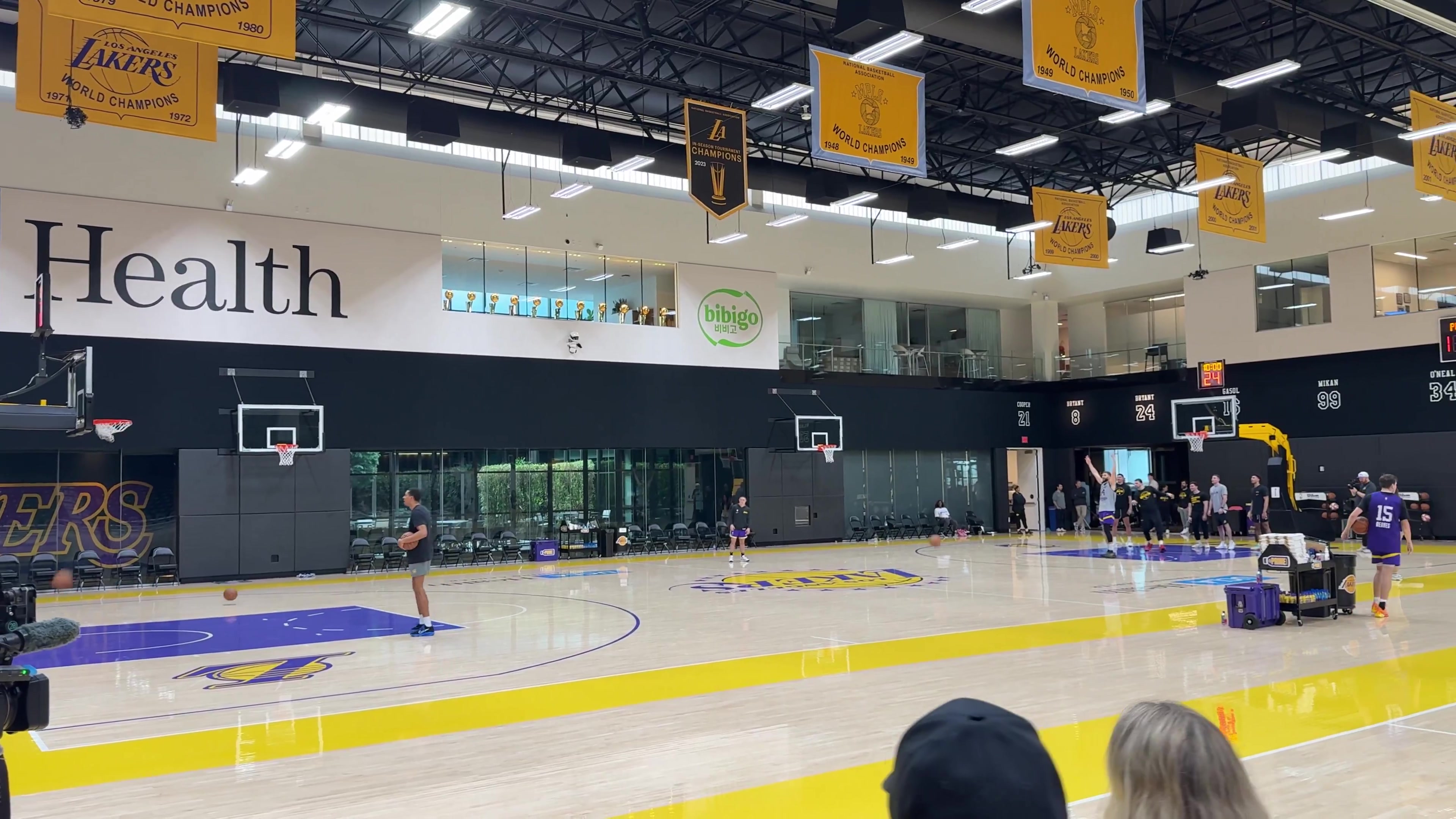 [赛事视频]恐怖麒麟臂！⚾东契奇这记贯穿全场的超远单臂三分，真是逆天了