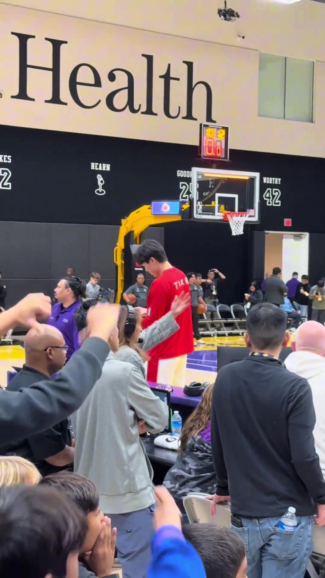 杨瀚森昨日跟小“黑粉”们相视一笑